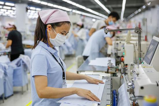 風浪中的堅守與轉型 外貿訂單驟降背景下，服裝企業如何破局內貿市場